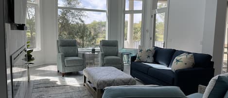 Smart-TV, Kamin, Videospiele, Tischfußball