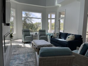 Smart-TV, Kamin, Videospiele, Tischfußball