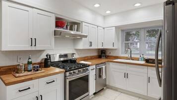 Coffee/tea maker, fridge, microwave, oven