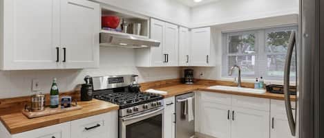 Cafetera y tetera, refrigerador, microondas y horno