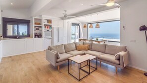 TV, caminetto, impianto stereo