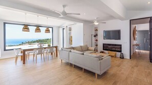 Een televisie, een open haard en een stereo