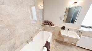 Kylpyamme, hiustenkuivaaja, pyyhkeet, saippua