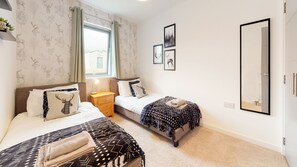 3 makuuhuonetta, työpöytä, silitysrauta/-lauta, ilmainen Wi-Fi