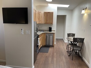 Fridge, microwave, oven, stovetop - Overland Cabin B (Prescott)