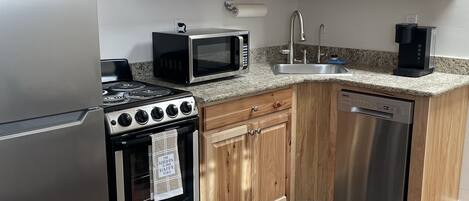 Jääkaappi, mikroaaltouuni, uuni, liesi