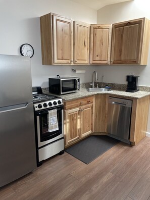 Frigorifero, microonde, forno, piano cottura