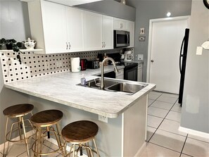 Fridge, microwave, oven, stovetop - Comfortable & Quiet Home Near Beach, Mayo, walk to Shopping Great for long stays (Jacksonville)