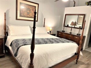 3 bedrooms, desk, iron/ironing board, free WiFi - Comfortable & Quiet Home Near Beach, Mayo, walk to Shopping Great for long stays (Jacksonville)