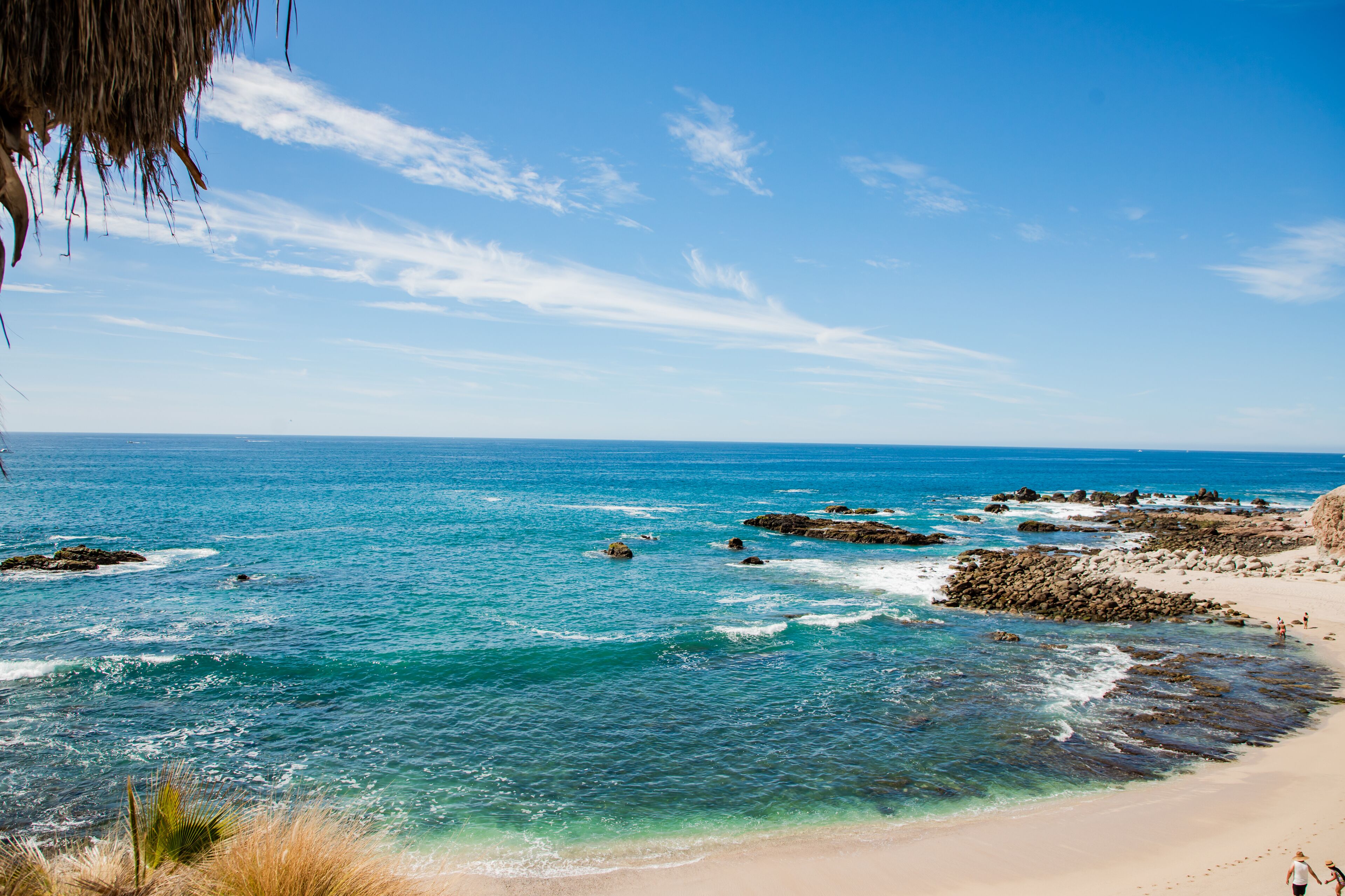 Una playa cerca, sillas reclinables de playa, toallas de playa