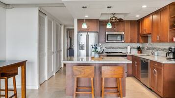 Frigorífic, microones, forn i placa de cuina