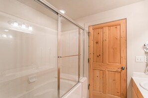 Combined shower/tub, jetted tub, hair dryer, towels