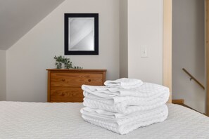3 bedrooms, iron/ironing board, WiFi, bed sheets