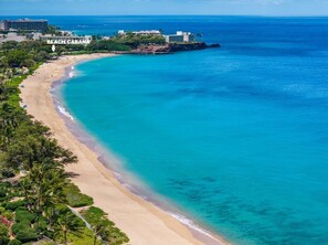 Rannalla, aurinkotuoleja, rantapyyhkeitä