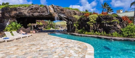 Een buitenzwembad en een verwarmd zwembad