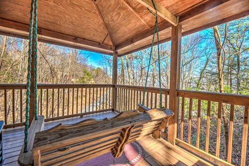 Cozy Mountain Escape with Hot Tub & Club Access – 10 Minutes to Gatlinburg!