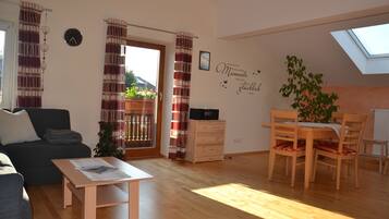 Fernseher, Tischfußball, Tischtennisplatte, Stereoanlage