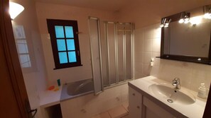 Combined shower/tub, towels, soap, shampoo