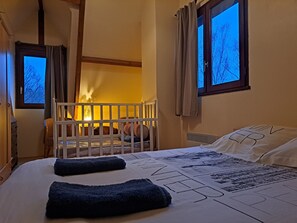 4 bedrooms, desk, iron/ironing board, free WiFi