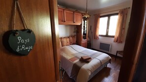 4 chambres, bureau, fer et planche à repasser, accès au Wi-Fi (inclus)