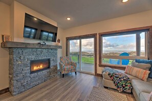 TV, fireplace, books - Sanderling Sea Cottages, Unit 6 w/ Beach Access! (Waldport)