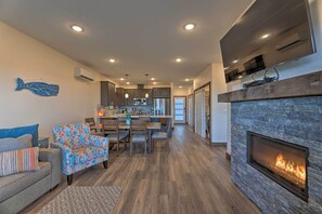 TV, fireplace, books - Sanderling Sea Cottages, Unit 6 w/ Beach Access! (Waldport)