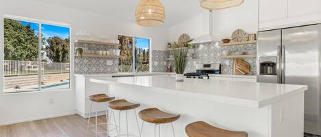 ثلاجة، ميكروويف، فرن، موقد طهي مسطح