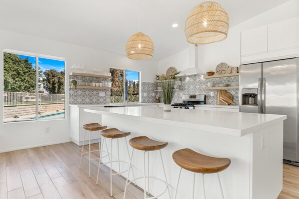 Refrigerador, microondas, horno y parrilla de estufa 