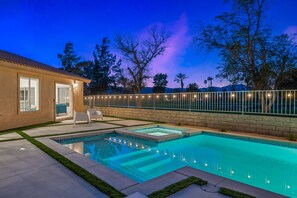 Alberca al aire libre y alberca climatizada