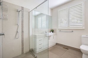 Bathtub, towels, soap, shampoo