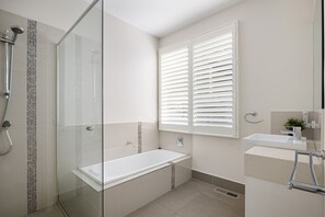 Baignoire, serviettes fournies, savon, shampoing
