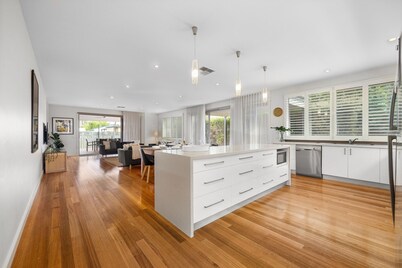 BEST location! Multi family stay. Rye bay beach & shops 10min walk