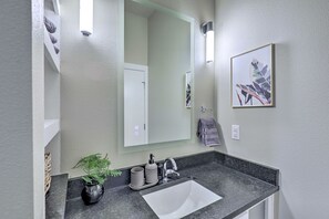 Articles de toilette gratuits, sĂšche-cheveux, serviettes fournies