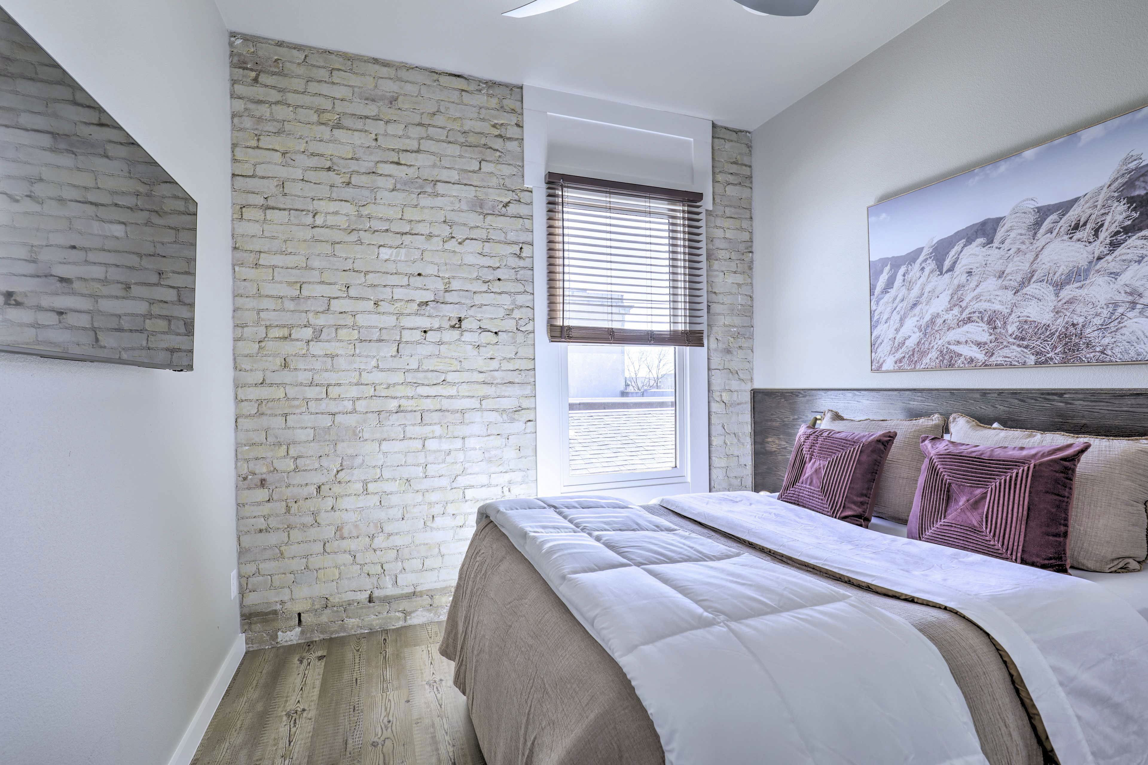 1 bedroom, desk, internet, bed sheets