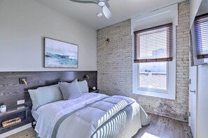 2 bedrooms, desk, Internet, bed sheets - Sleek, Newly Updated Downtown San Marcos Apt! (San Marcos)