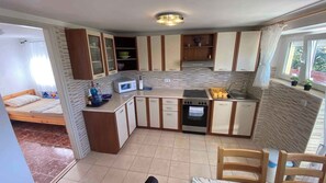 Refrigerador, microondas, horno, placa de cocina