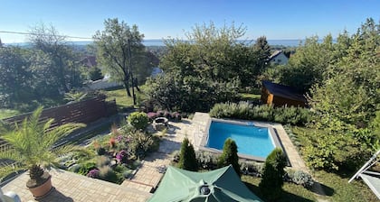 Maison de vacances avec vue et piscine