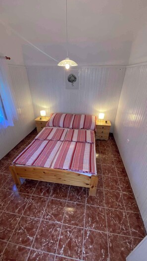 3 عدّة غرف نوم وسرير سفر