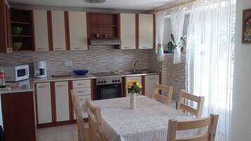 Kühlschrank, Mikrowelle, Ofen, Herdplatte