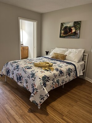 4 bedrooms, desk, iron/ironing board, free WiFi