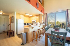 Fridge, microwave, oven, stovetop - Penthouse Corner Unit sleeps 8, 3Baths, A/C, Wifi (Park City)