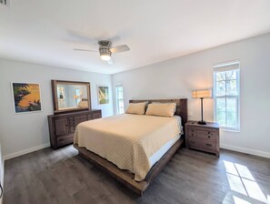 3 habitaciones, tabla de planchar con plancha y cuna de viaje 