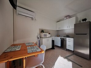 Fridge, microwave, dishwasher, cookware/dishes/utensils