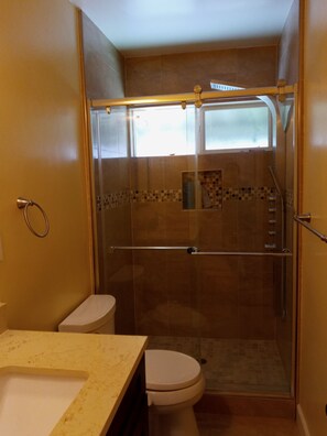 Ensemble douche/baignoire, bidet