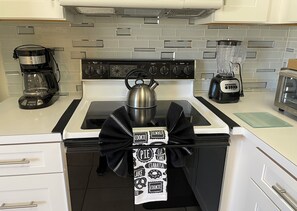 Frigorifero, microonde, forno, piano cottura