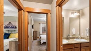 Room - Charming Home by the Park with a Hot Tub (Bozeman)