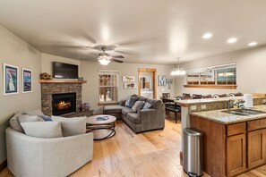 Smart TV, caminetto, libri