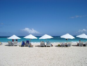 Plage, chaises longues, serviettes de plage