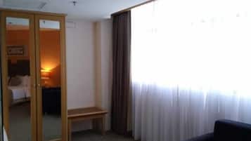 Executive Studio Suite | In-room safe, desk, soundproofing, free WiFi