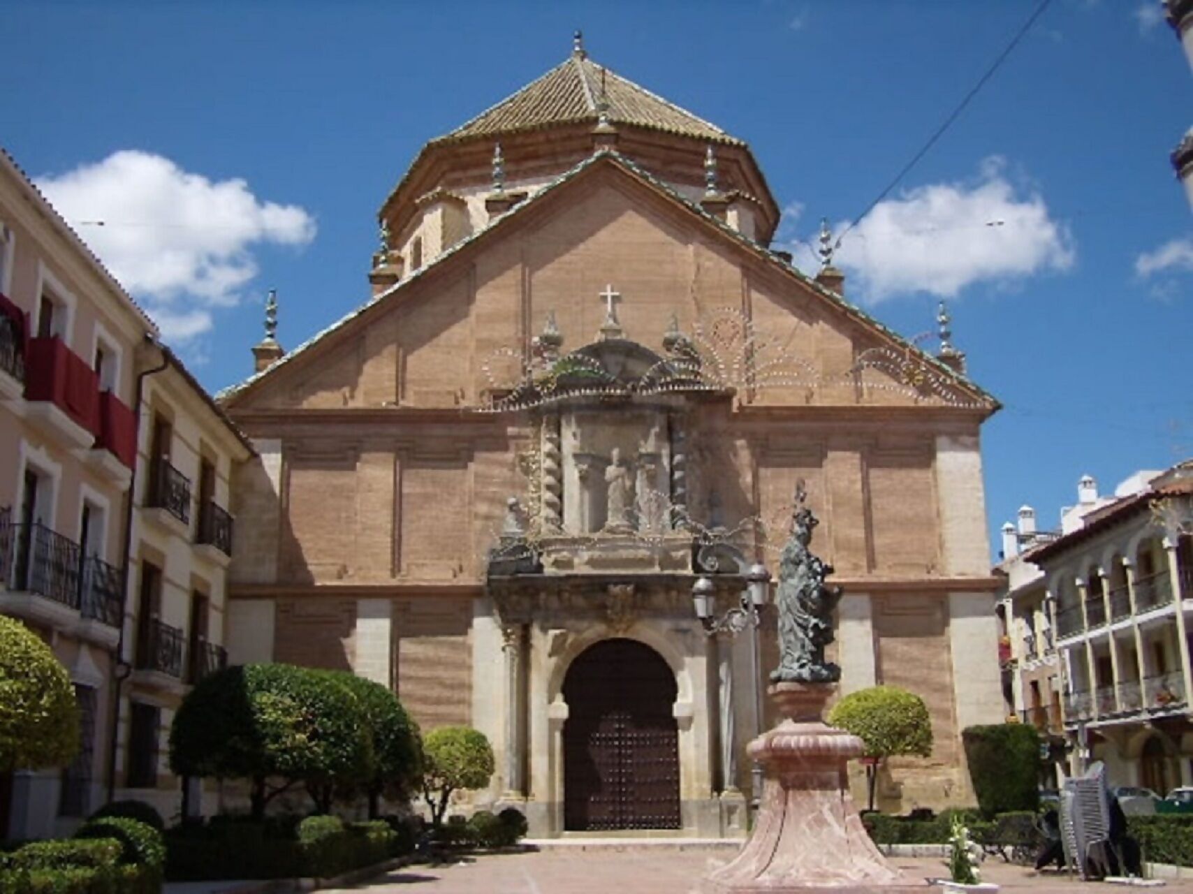 Un edifici històric amb una entrada destacada, una cúpula central i una estàtua al davant.